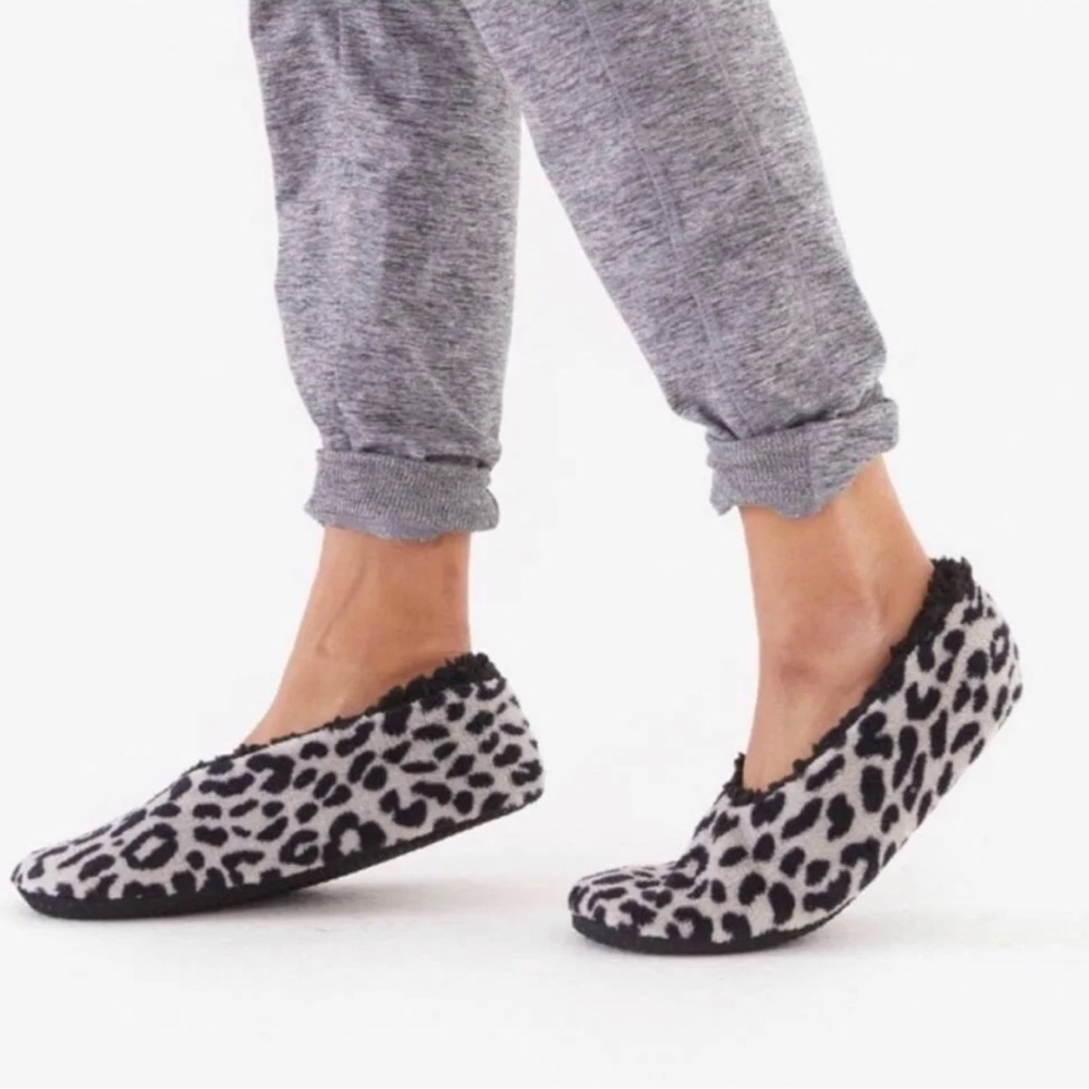 Isaac Mizrahi Slippers. Leopard Sherpa Lined. Size Medium